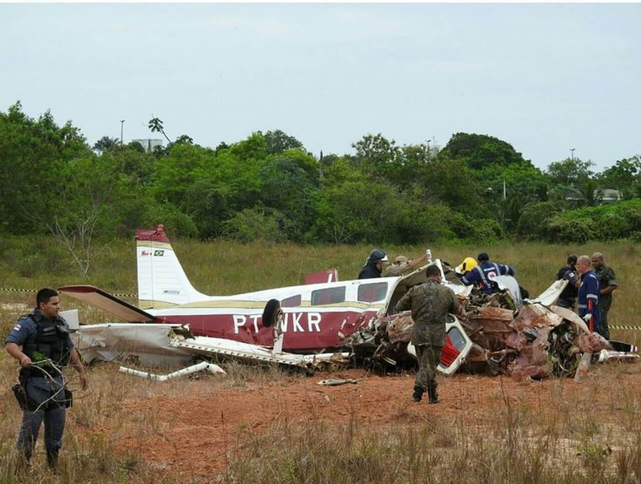 You are currently viewing Aeronave cai em Manaus duas pessoas estão em estado gravíssimo. Três pessoas morreram na queda.