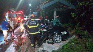 Read more about the article Casal é hospitalizado após colidir carro contra parada de ônibus em Manaus