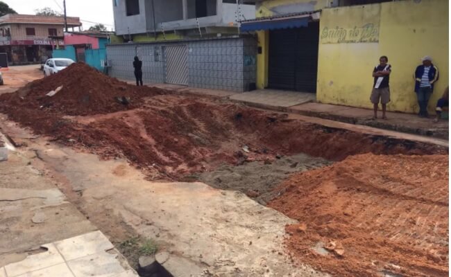 You are currently viewing Problema em rede de drenagem causa buraco, na Zona Centro-Oeste de Manaus