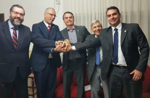 Read more about the article Bolsonaro recebe o embaixador de Israel na Granja do Torto