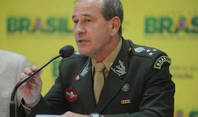 No momento, você está visualizando Bolsonaro anuncia general do Exército Ministro da Defesa