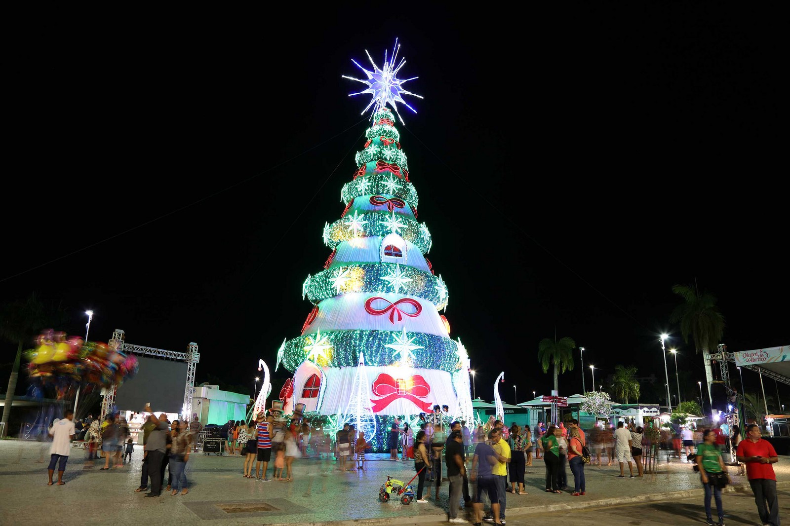 Árvore De Natal Gigante Na Ponta Negra Abre Festividades De Fim De Ano