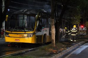 Read more about the article Ônibus pega fogo na Avenida Cosme Ferreira, em Manaus