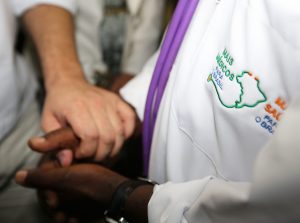 Read more about the article Cubanos do ‘Mais Médicos’ terão direito a residência no Brasil