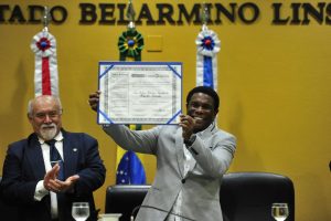 Read more about the article Neguinho da Beija-Flor recebe título de Cidadão do Amazonas