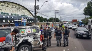 Read more about the article IMAGENS FORTES: Assaltantes morrem após troca de tiros com a polícia em Manaus