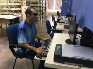 Read more about the article Biblioteca Braille oferece cursos gratuitos para facilitar uso de celular e computadores por pessoas com deficiência visual