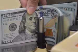 Read more about the article Bolsa de valores supera 93 mil pontos e dólar cai a R$ 3,68