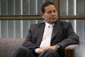 Read more about the article ‘Não vou comentar, vou aguardar esclarecer’, diz Mourão sobre caso Flávio Bolsonaro