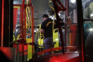 Leia mais sobre o artigo Assaltantes rivais trocam tiros dentro de ônibus e deixam um morto em Manaus