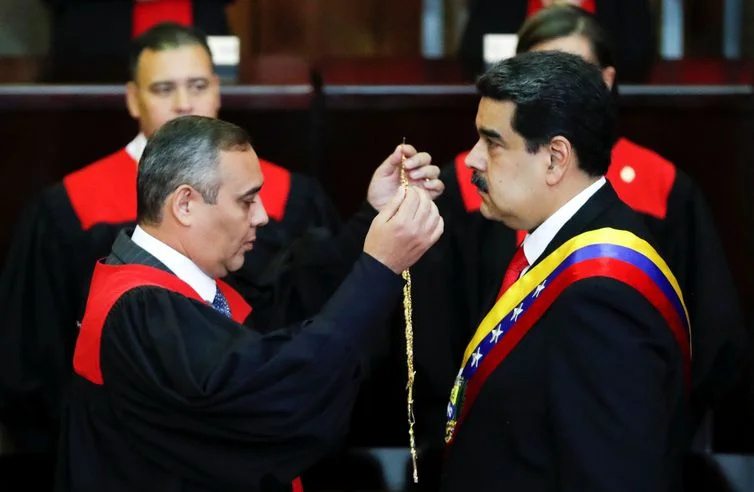No momento, você está visualizando Maduro assume segundo mandato e promete combater corrupção no país
