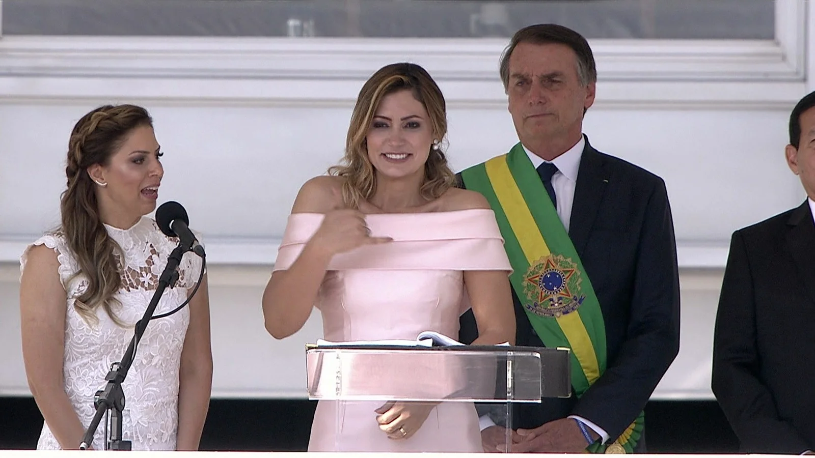 No momento, você está visualizando Michelle Bolsonaro faz discurso em Libras na posse de Bolsonaro