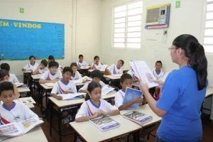 Leia mais sobre o artigo Com reajuste de 9,38%, professores passam a receber R$ 4,1 mil