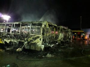 Read more about the article Nove micro-ônibus pegam fogo dentro de garagem de cooperativa, em Manaus