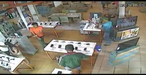 Leia mais sobre o artigo Polícia procura por homens envolvidos em roubo de celulares na zona leste