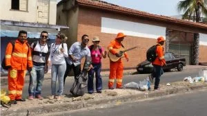 Leia mais sobre o artigo Com música e brincadeiras, Garis da Alegria levam conscientização ambiental