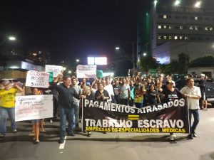 Read more about the article Profissionais da saúde protestam contra atrasos de pagamento em frente ao Hospital 28 de Agosto