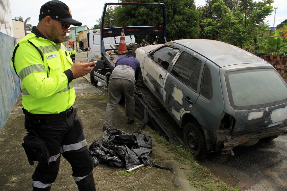 You are currently viewing Veículos abandonados são retirados das ruas na ‘Operação Sucata’ em Manaus