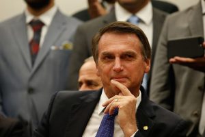 Read more about the article Bolsonaro diz à imprensa estrangeira que está “para cumprir missão de Deus”