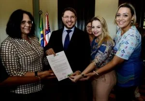 Leia mais sobre o artigo Governador em exercício, Carlos Almeida, recebe ministra Damares Alves
