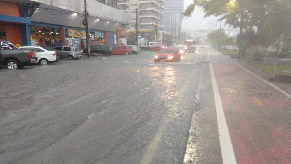 No momento, você está visualizando Temporal alaga avenidas de Manaus e Defesa Civil registra ocorrências