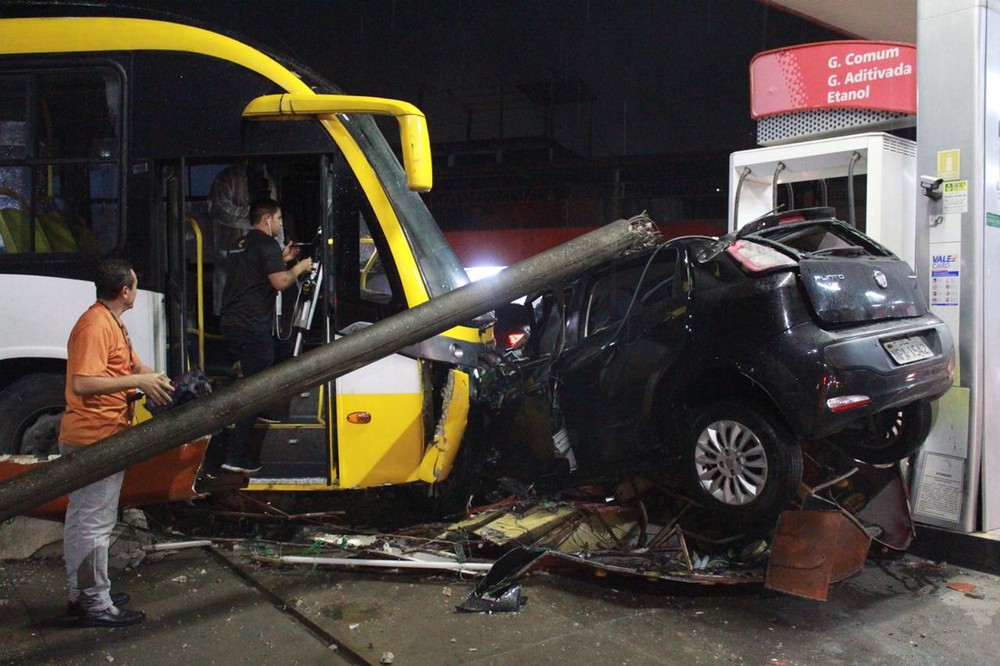 You are currently viewing Motorista perde controle de ônibus, bate em dois carros e deixa quatro feridos em Manaus
