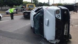 Leia mais sobre o artigo Motorista embriagado atropela duas pessoas e capota carro, no Coroado