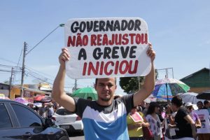 Read more about the article Professores em greve se manifestam em frente a Seduc, nesta quarta-feira (17)