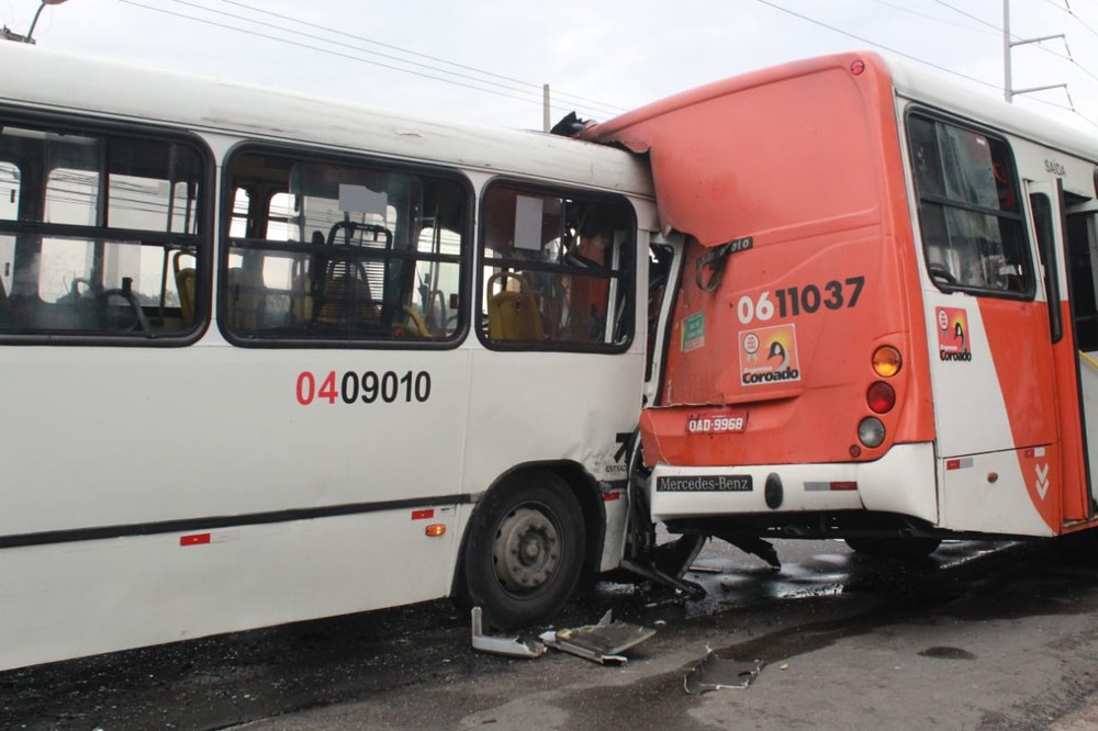 You are currently viewing Grave colisão entre dois ônibus deixa 12 pessoas feridas na Zona Sul de Manaus