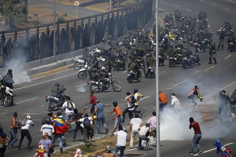 You are currently viewing Venezuela tem confrontos e carros da polícia avançam sobre manifestantes em Caracas