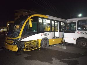 Read more about the article Colisão entre dois ônibus deixa cinco pessoas feridas na Zona Sul de Manaus