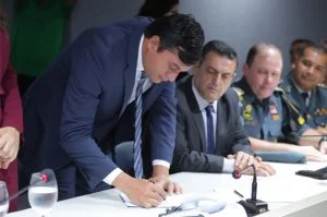 Leia mais sobre o artigo Wilson Lima promove 2.260 policiais militares do Amazonas