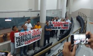 Read more about the article Um grupo de manifestantes cobram ação dos vereadores contra ônibus velhos em Manaus