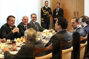 Leia mais sobre o artigo Bolsonaro recebe presidentes do Legislativo e Judiciário no Alvorada