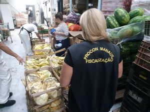 Read more about the article Procon Manaus apreende mais de 1 tonelada de alimentos impróprios para consumo