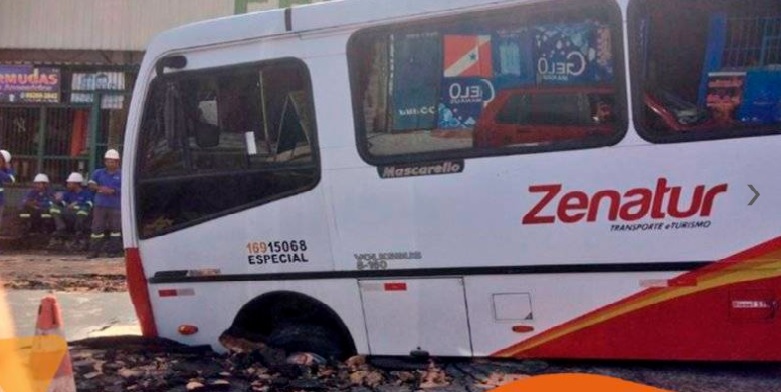 You are currently viewing Ônibus fica preso em buraco após asfalto ceder, no Japiim em Manaus