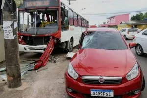 Leia mais sobre o artigo Acidente entre ônibus e carro deixa uma pessoa ferida, na Zona Centro-Sul de Manaus