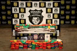 Leia mais sobre o artigo Duas pessoas são presas com 260 kg e cinco armas de fogo em embarcação no município de Coari