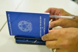Leia mais sobre o artigo Depois de quatro anos em queda, carteira assinada volta a crescer