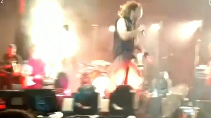 No momento, você está visualizando Vocalista da banda Legião Urbana cai do palco durante show e quebra costelas; Confira o vídeo!