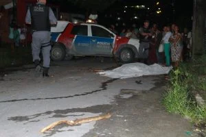 Leia mais sobre o artigo IMAGENS FORTES: População se revolta e mata suspeito de assalto a pauladas em Manaus