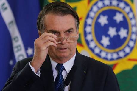 You are currently viewing ‘Não peço, certas coisas eu mando’, diz Bolsonaro sobre exoneração