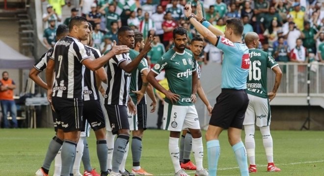 You are currently viewing Botafogo pede anulação do jogo após alegar erro do árbitro de vídeo