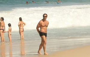 Leia mais sobre o artigo Marcelo Farias exibe boa forma na praia em RJ; Confira as fotos!