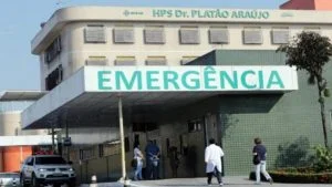 Leia mais sobre o artigo Homem é esfaqueado, surta, retira dreno e sai de hospital em Manaus