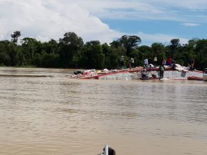 Read more about the article Bombeiros retomam buscas por crianças desaparecidas em naufrágio de barco  no AM