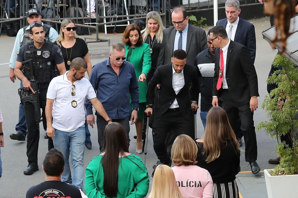 You are currently viewing Neymar chega para depor em delegacia de São Paulo