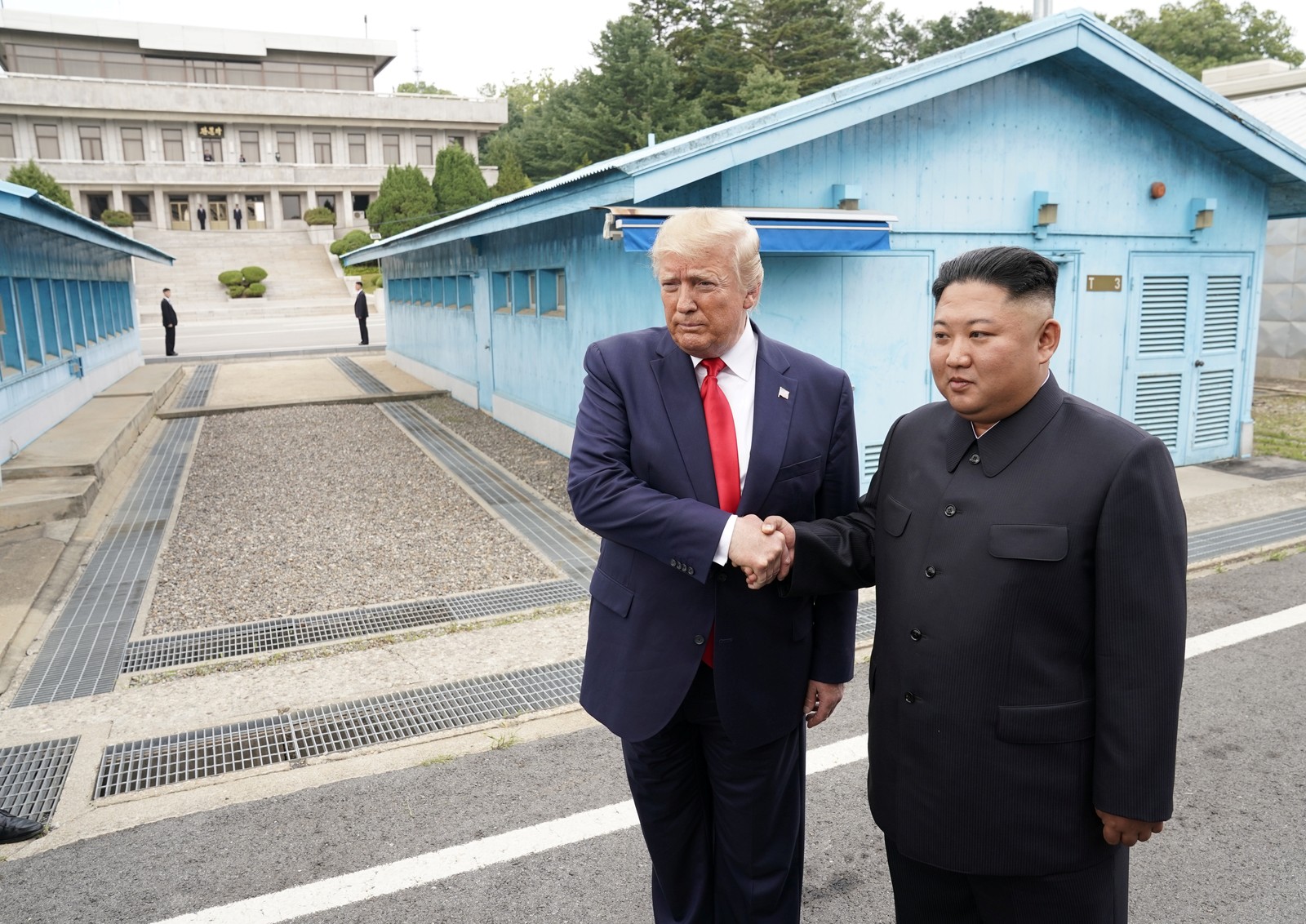 You are currently viewing Trump cruza a fronteira e se torna 1º presidente dos EUA a entrar na Coreia do Norte