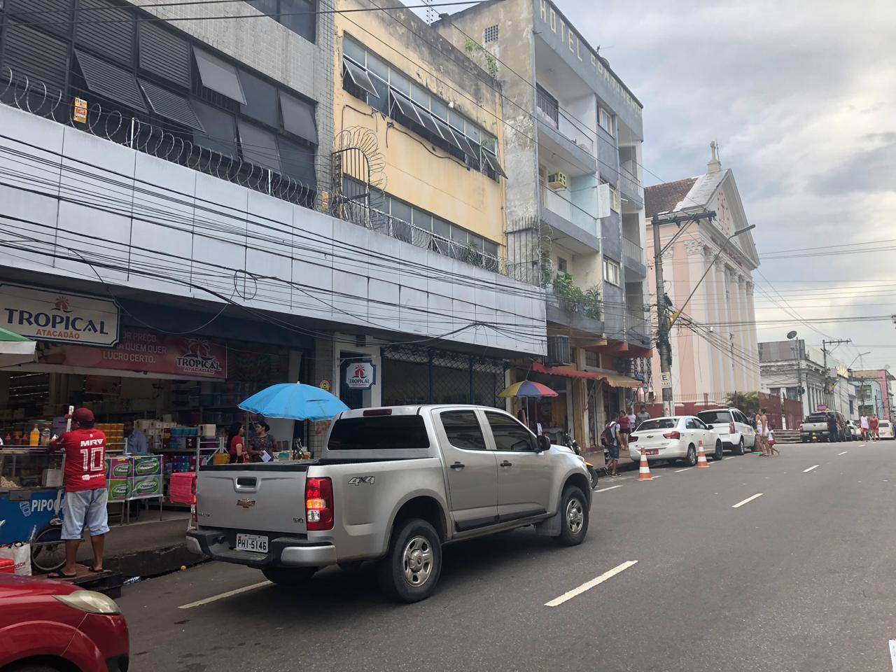 You are currently viewing Assaltantes roubam R$ 9 mil e atiram em vítima no Centro de Manaus