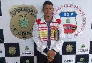 Read more about the article Homem envolvido na morte de sargento da PM se entrega segurando uma Bíblia, em Manaus